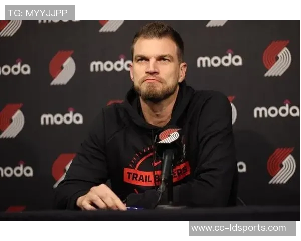 小杨激情泼水庆祝斯普利特首场胜利并获得比赛用球 小杨激情泼水庆祝斯普利特首场胜利并获得比赛用球