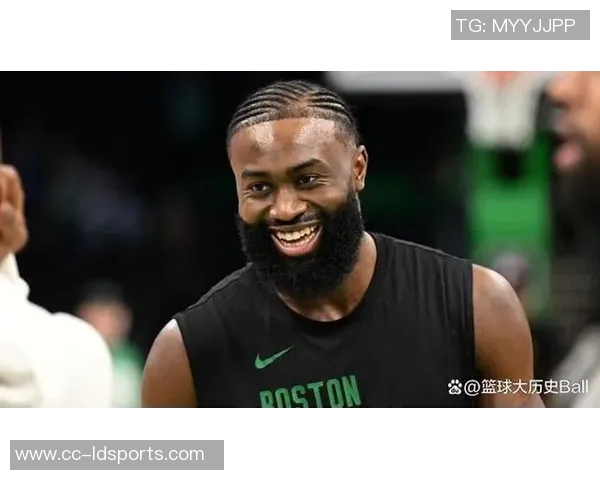 杰伦布朗全能表现31投12中砍下33分并贡献10篮板5助攻2抢断2盖帽